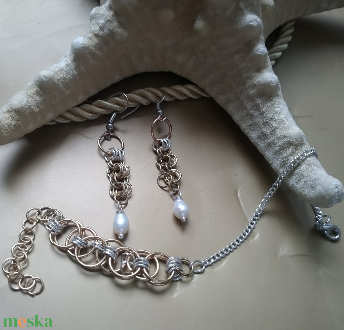 Igazgyöngyös chainmaille fülbevaló és karkötő - esküvő - ékszer - ékszerszett - Meska.hu Igazgyöngyös chainmaille fülbevaló és karkötő - esküvő - ékszer - ékszerszett - Meska.hu