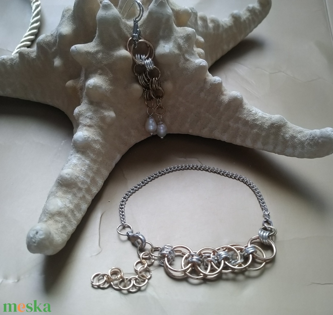 Igazgyöngyös chainmaille fülbevaló és karkötő - esküvő - ékszer - ékszerszett - Meska.hu Igazgyöngyös chainmaille fülbevaló és karkötő - esküvő - ékszer - ékszerszett - Meska.hu