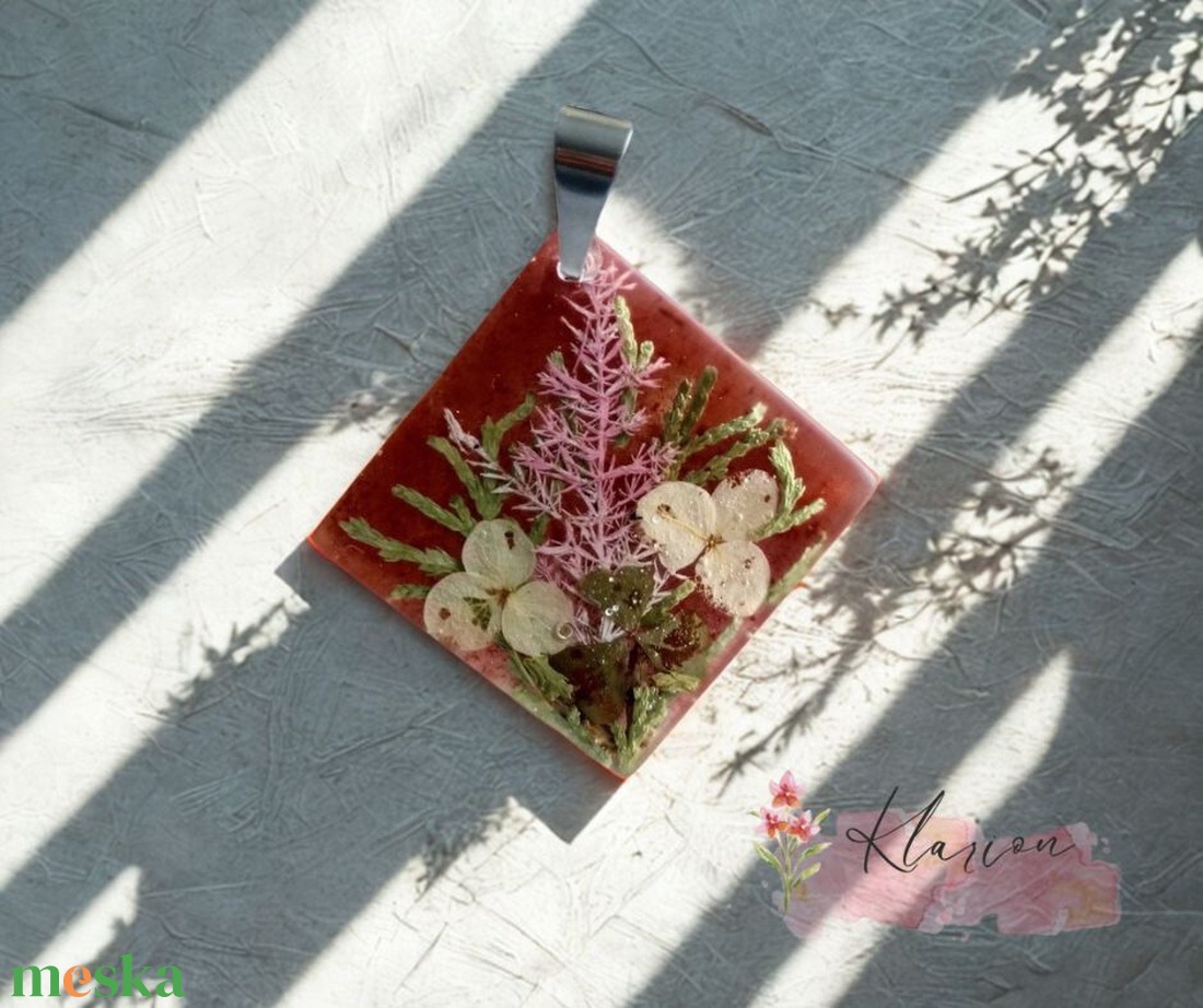 Örök tavasz, nemesacél nyaklánc virágos gyanta medállal, hortenziával, levelekkel - ékszer - nyaklánc - medálos nyaklánc - Meska.hu