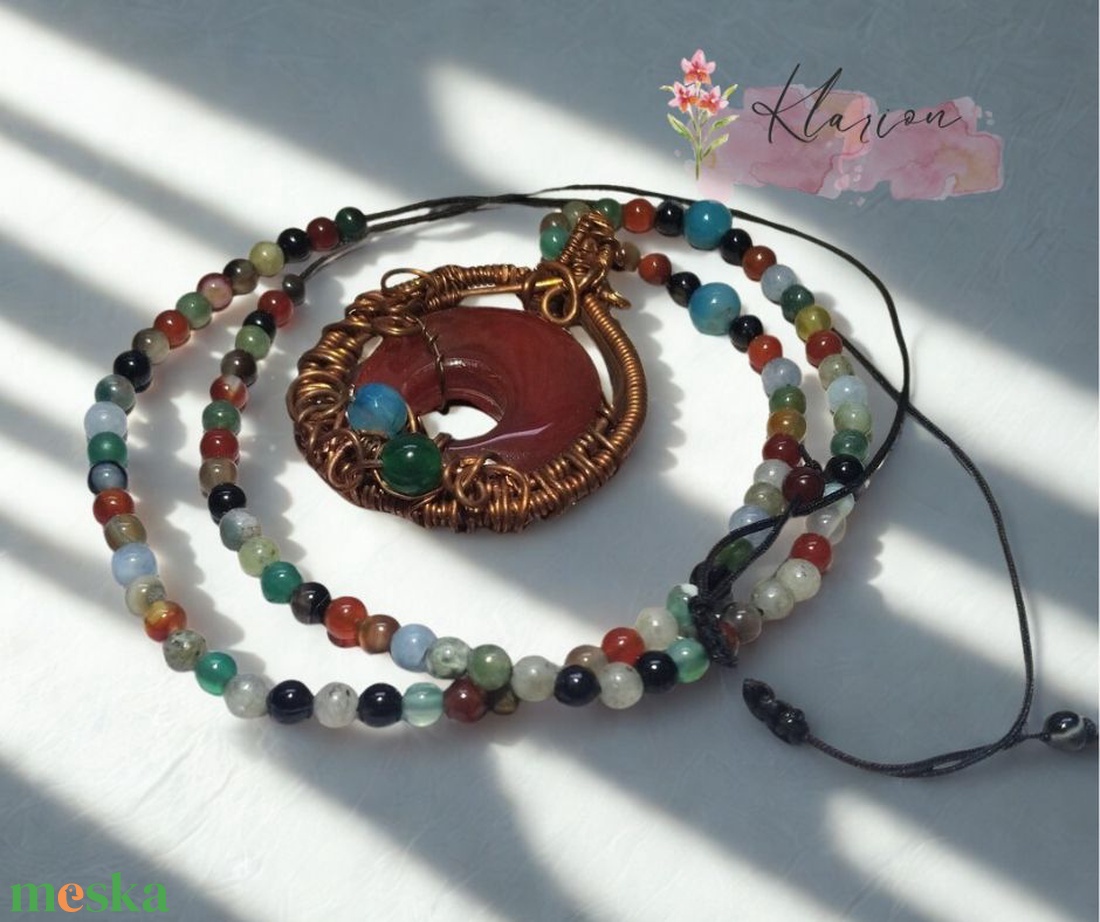 Achát ásvány fánk rézszövött keretben, csúszókötéses nyaklácon achát és sungit ásványgyöngyökkel - ékszer - nyaklánc - medálos nyaklánc - Meska.hu
