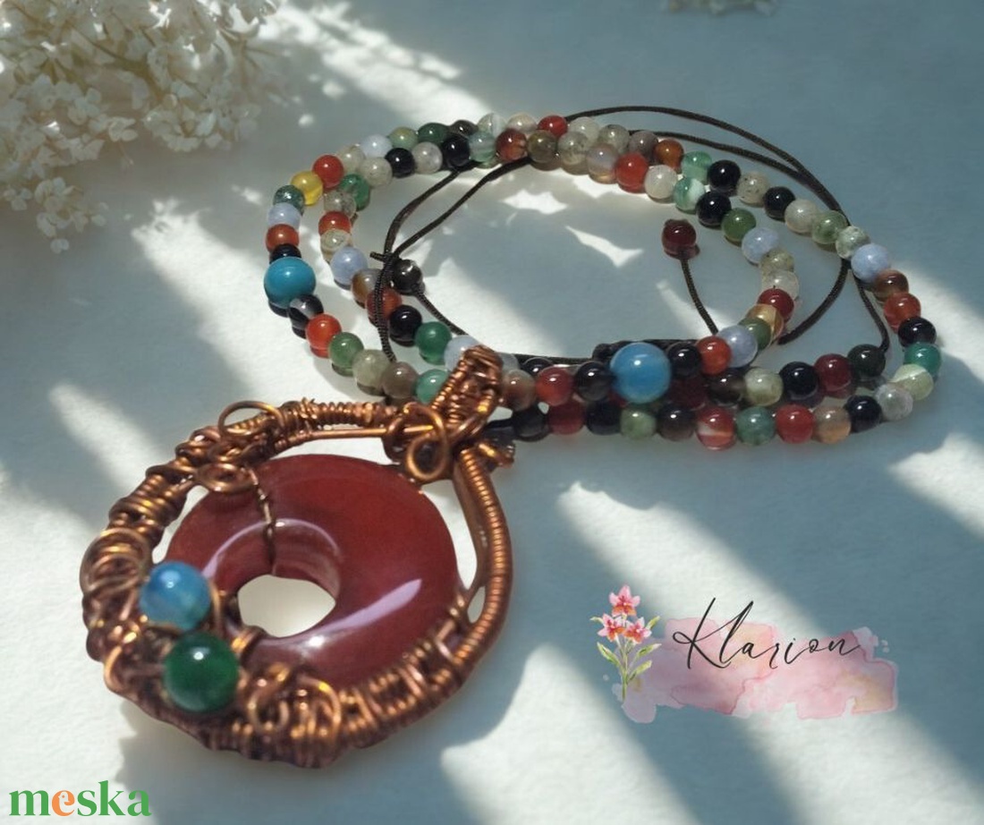 Achát ásvány fánk rézszövött keretben, csúszókötéses nyaklácon achát és sungit ásványgyöngyökkel - ékszer - nyaklánc - medálos nyaklánc - Meska.hu