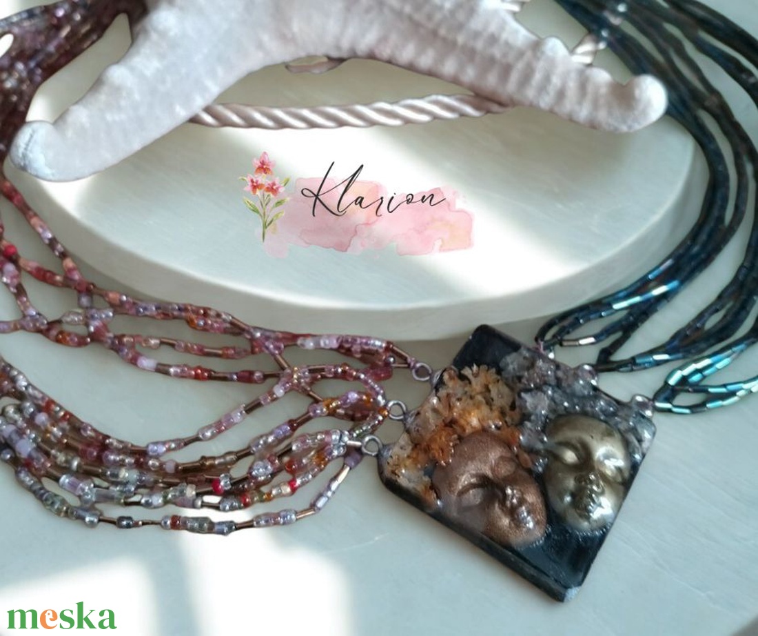 Virágtündérek szalma és kásagyöngy nyaklánc gyanta medállal, szárított virágokkal - ékszer - nyaklánc - medálos nyaklánc - Meska.hu