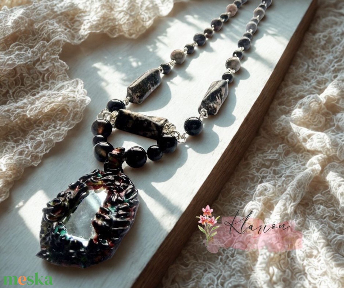 Onix, rodonit, tűzachát ásványgyöngyös nyakék tükrös medállal - ékszer - nyaklánc - gyöngyös nyaklánc - Meska.hu