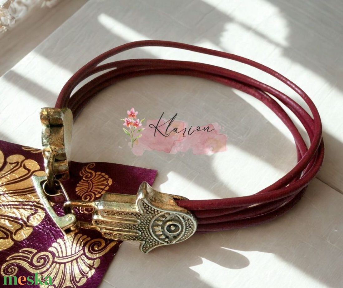 Burgundi színű hengerbőr karkötő Hamza kezét mintázó csattal - ékszer - karkötő - charm karkötő - Meska.hu