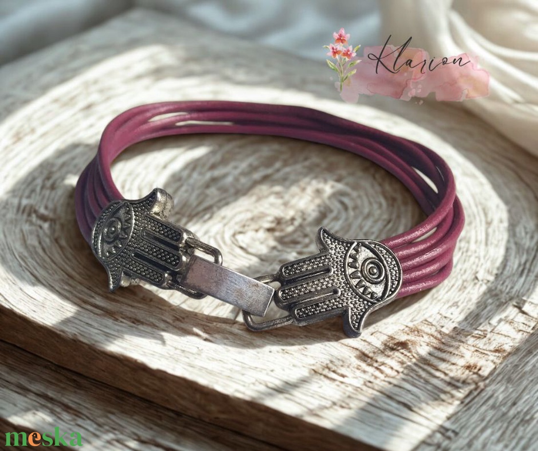 Burgundi színű hengerbőr karkötő Hamza kezét mintázó csattal - ékszer - karkötő - charm karkötő - Meska.hu