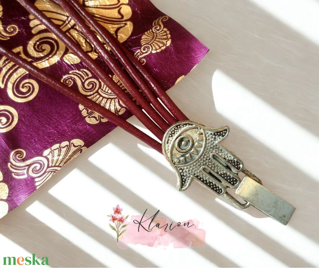 Burgundi színű hengerbőr karkötő Hamza kezét mintázó csattal - ékszer - karkötő - charm karkötő - Meska.hu