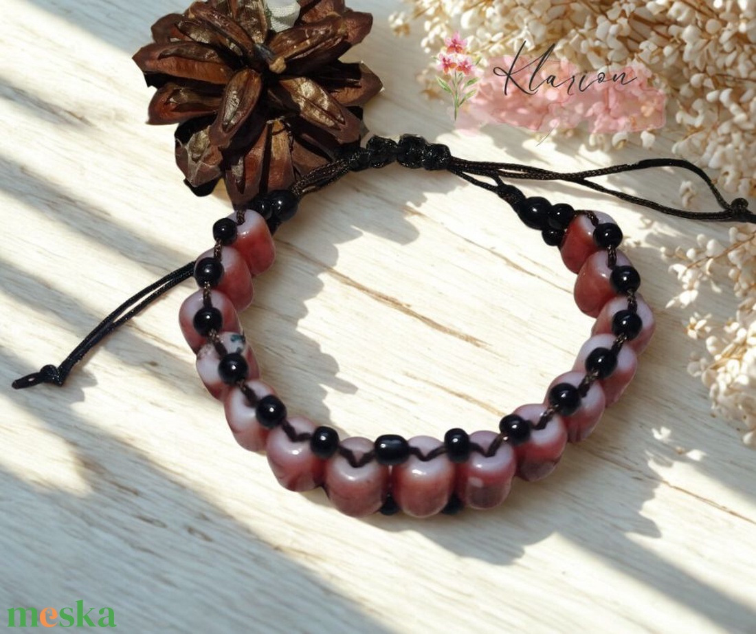 Energia karkötő burgundi színű, hengeres és fekete kása gyöngyökből - ékszer - karkötő - gyöngyös karkötő - Meska.hu