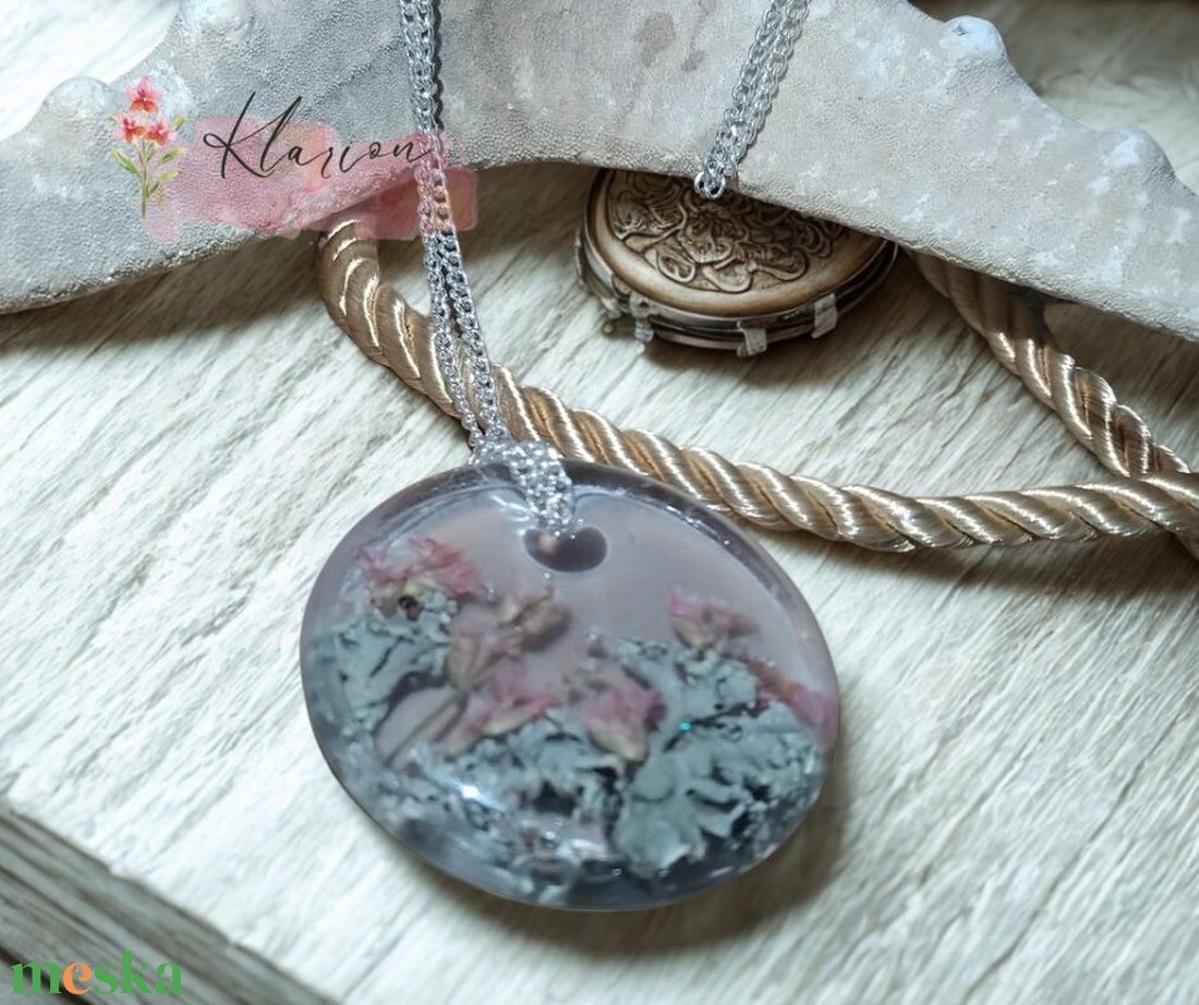 Örökre jégbe zárva, nyaklánc gyanta medállal, virággal és zuzmóval  - ékszer - nyaklánc - medálos nyaklánc - Meska.hu