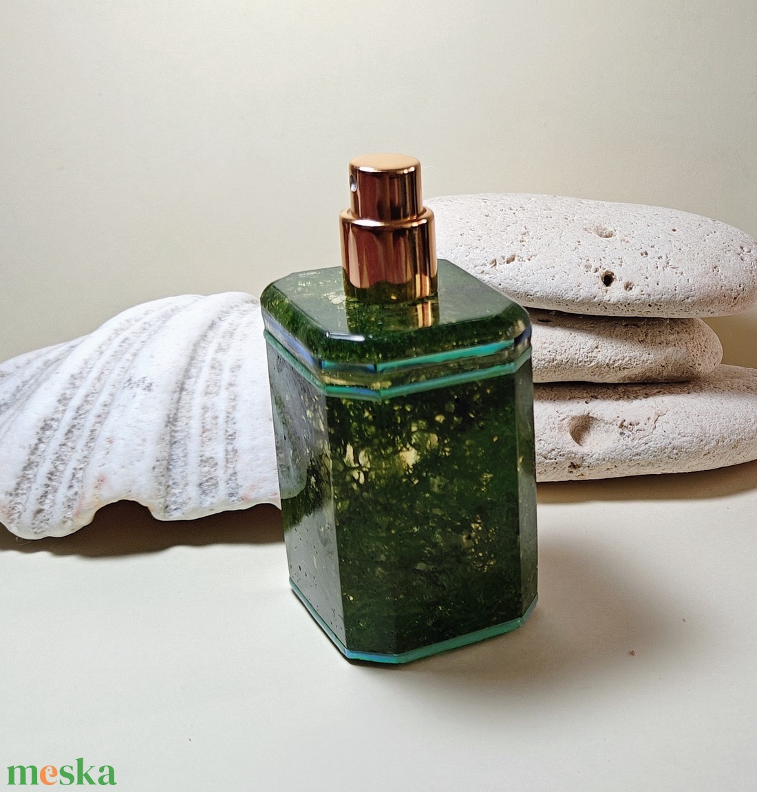Luxus parfümtartó izlandi zuzmóval, arany szinű pupás adagolóval - otthon & életmód - fürdőszoba - parfümösüveg - Meska.hu