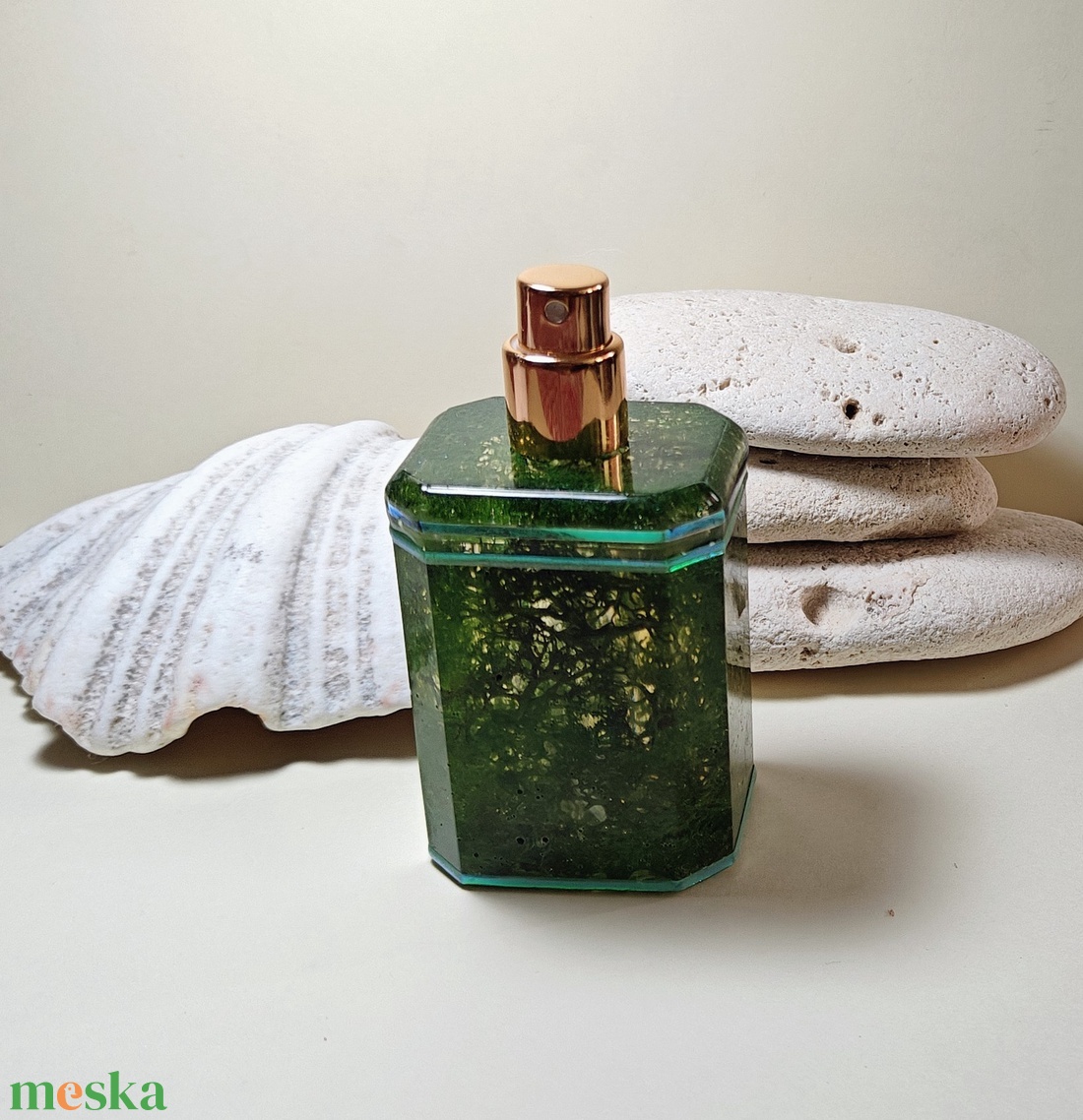 Luxus parfümtartó izlandi zuzmóval, arany szinű pupás adagolóval - otthon & életmód - fürdőszoba - parfümösüveg - Meska.hu