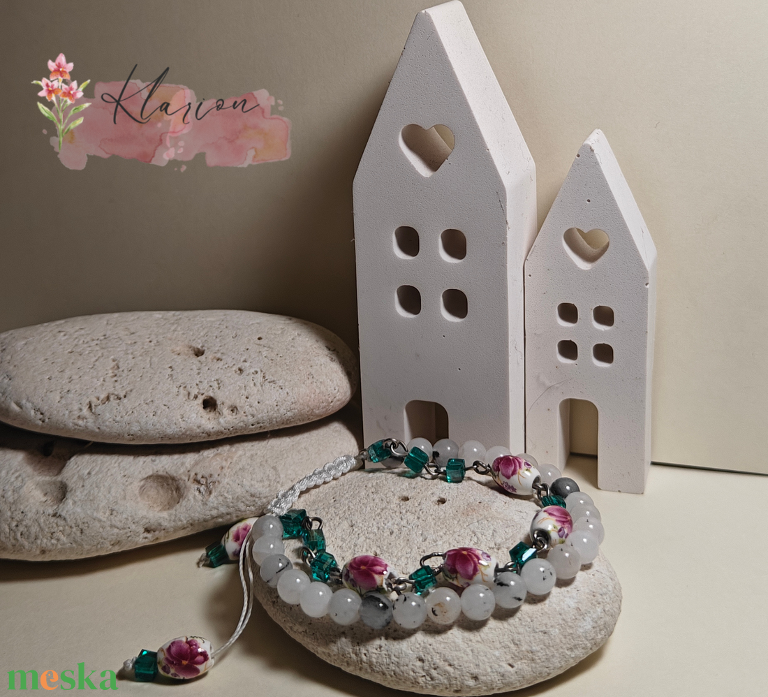 Női energia, holdkő, porcelán és üveggyöngy karkötő - ékszer - karkötő - gyöngyös karkötő - Meska.hu