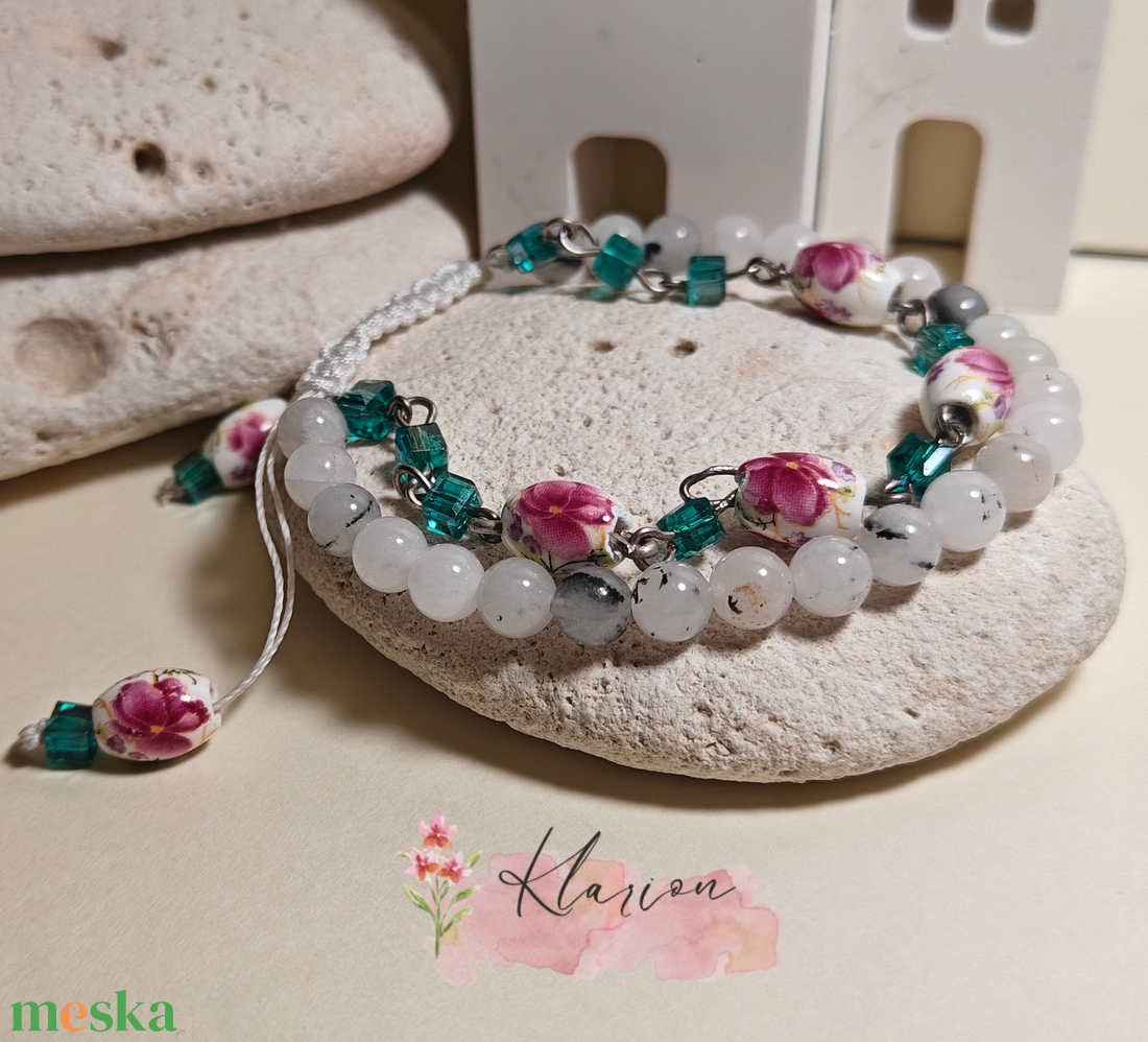 Női energia, holdkő, porcelán és üveggyöngy karkötő - ékszer - karkötő - gyöngyös karkötő - Meska.hu