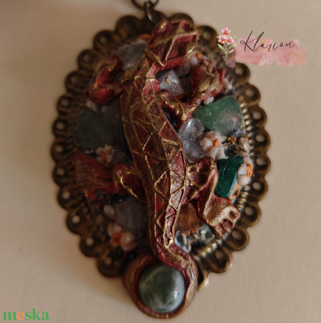 Kicsi gyík az ásványok őrzője, hegyikristály, jade, kianit, malachit ásványokkal - ékszer - nyaklánc - medálos nyaklánc - Meska.hu