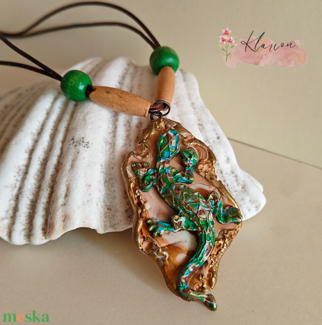 Kicsi gyík a fa gyöngyök őrzője - ékszer - nyaklánc - medálos nyaklánc - Meska.hu