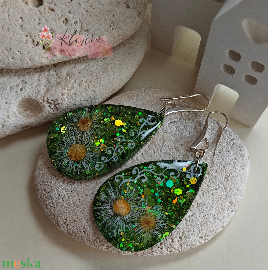 Zöld csillám gyanta fülbevaló - ékszer - fülbevaló - lógó fülbevaló - Meska.hu