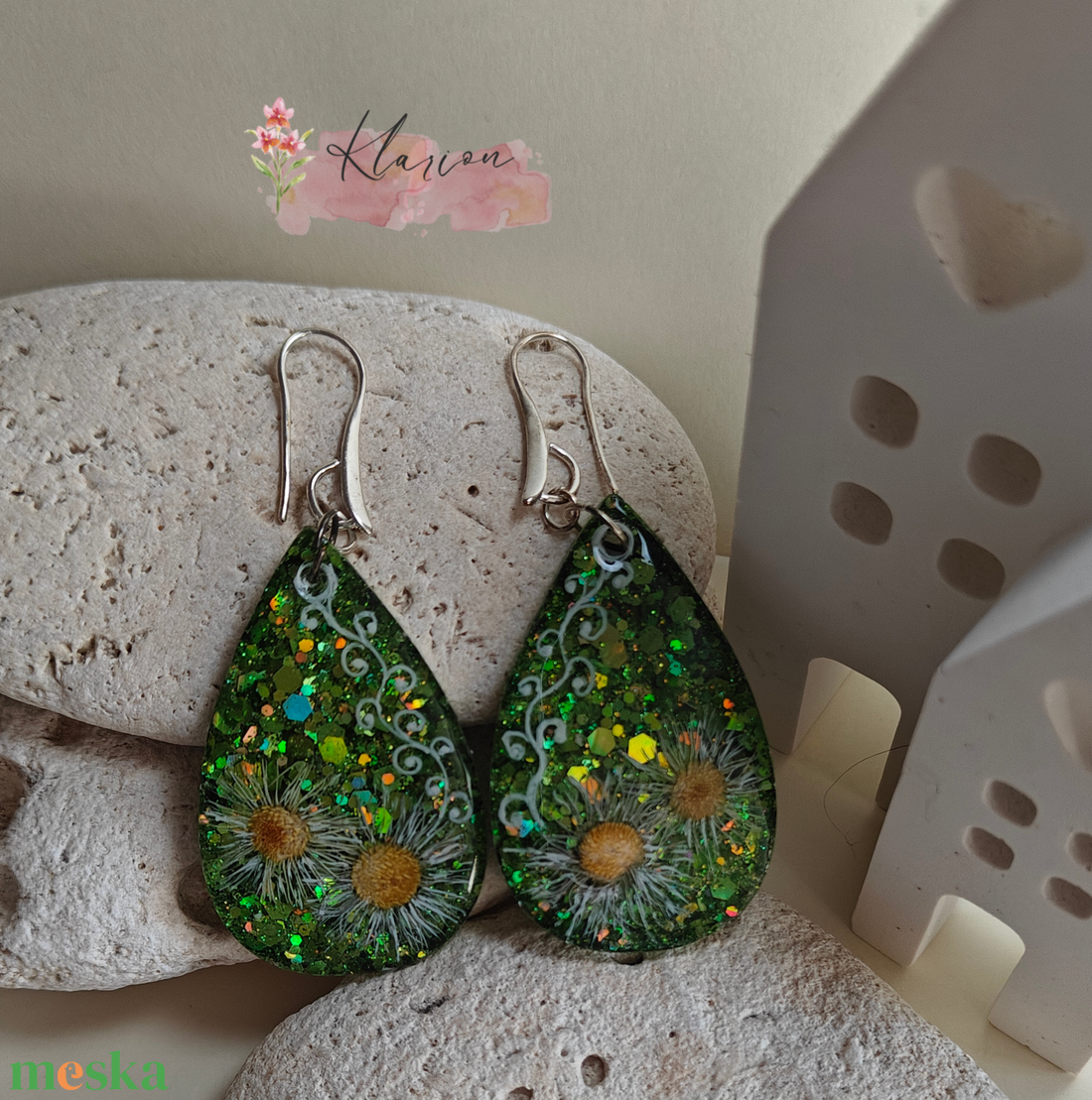 Zöld csillám gyanta fülbevaló - ékszer - fülbevaló - lógó fülbevaló - Meska.hu
