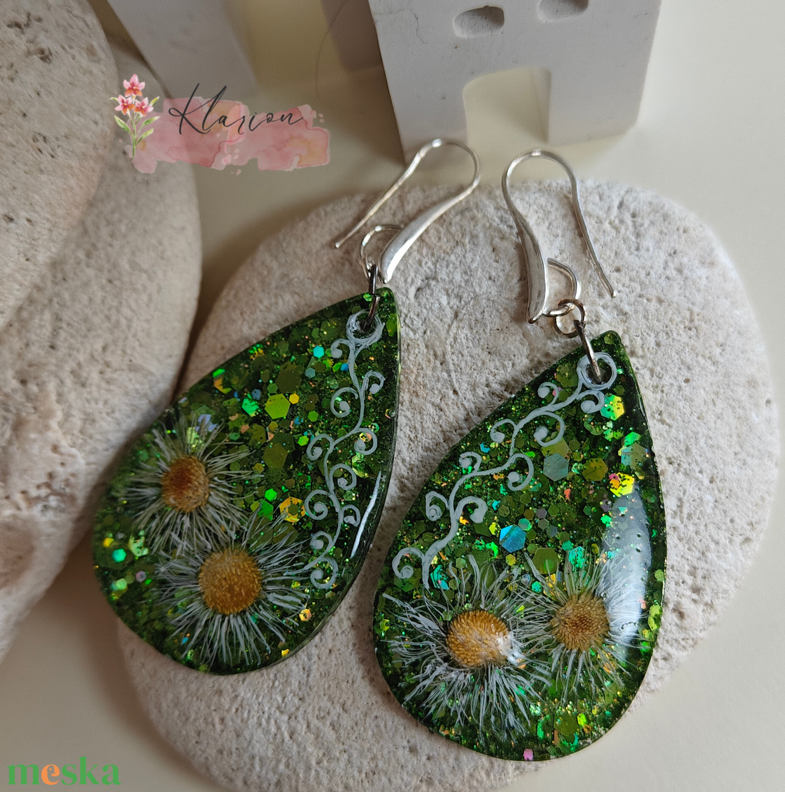 Zöld csillám gyanta fülbevaló - ékszer - fülbevaló - lógó fülbevaló - Meska.hu