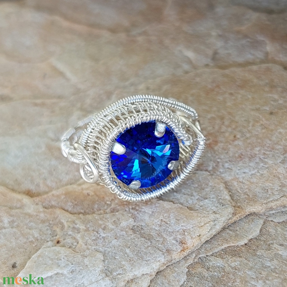 Gyűrű sötétkék swarovskival - ékszer - gyűrű - kerek gyűrű - Meska.hu Gyűrű sötétkék swarovskival - ékszer - gyűrű - kerek gyűrű - Meska.hu