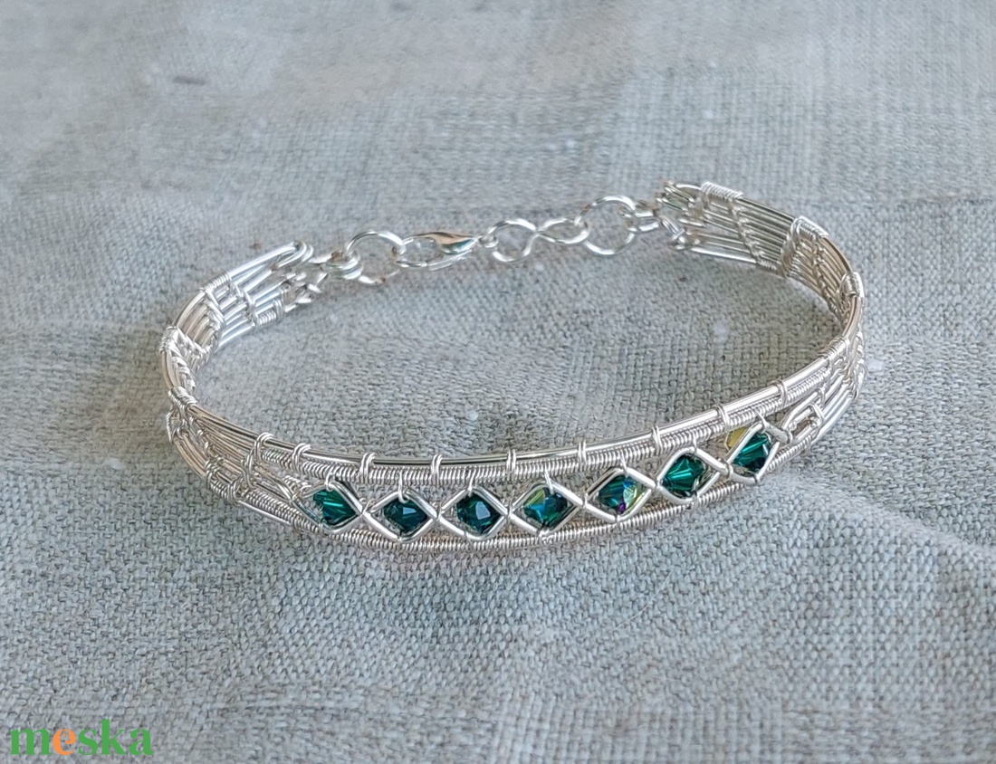 Drót karkötő zöld swarovski kristályokkal - ékszer - karkötő - karperec - Meska.hu