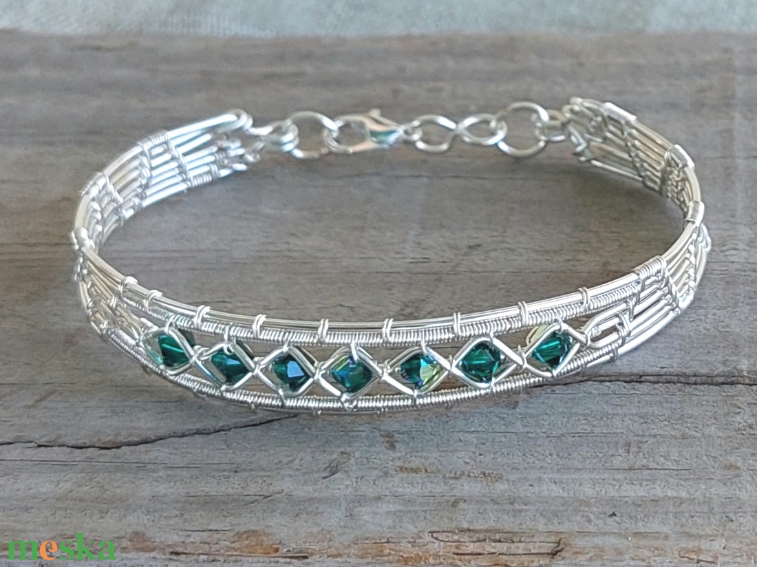 Drót karkötő zöld swarovski kristályokkal - ékszer - karkötő - karperec - Meska.hu