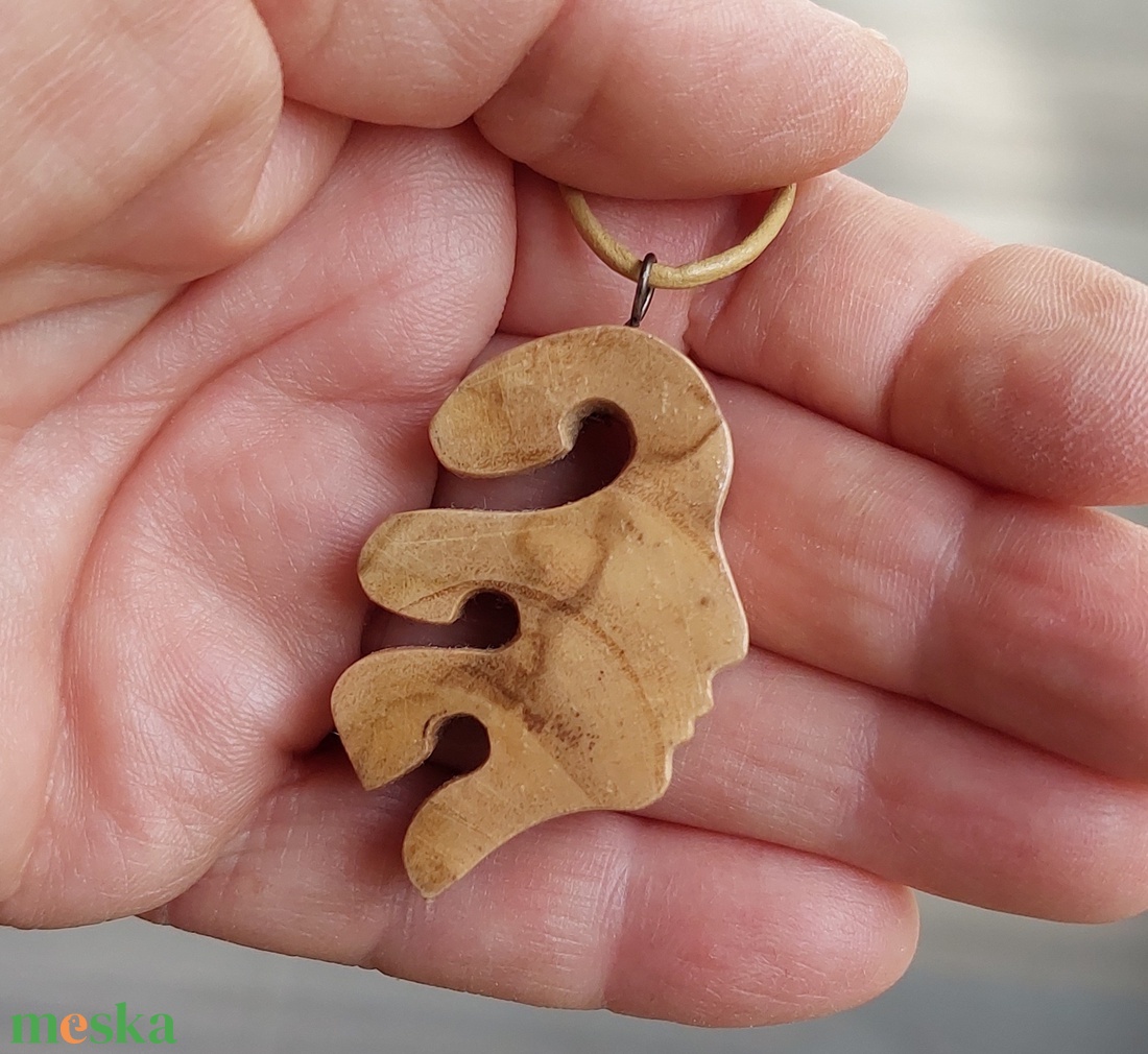 Olajfából kézzel faragott arc nyaklánc - ékszer - nyaklánc - medálos nyaklánc - Meska.hu