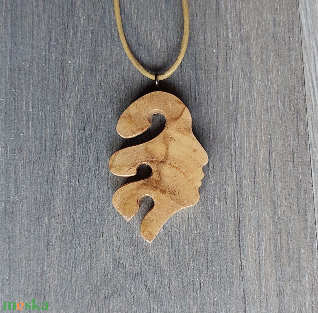 Olajfából kézzel faragott arc nyaklánc - ékszer - nyaklánc - medálos nyaklánc - Meska.hu