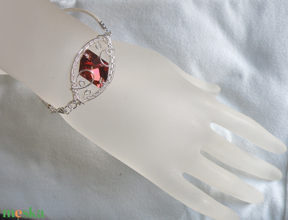 Sterling ezüst karkötő vörös swarovski kristállyal - ékszer - karkötő - karkötő medállal - Meska.hu