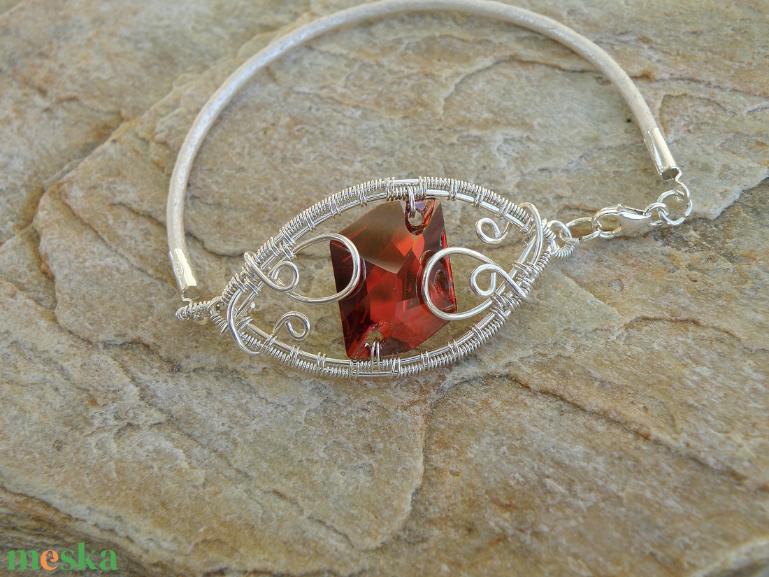 Sterling ezüst karkötő vörös swarovski kristállyal - ékszer - karkötő - karkötő medállal - Meska.hu