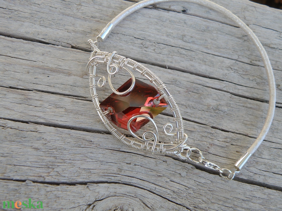 Sterling ezüst karkötő vörös swarovski kristállyal - ékszer - karkötő - karkötő medállal - Meska.hu