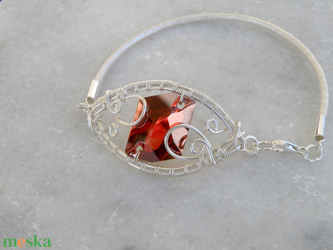 Sterling ezüst karkötő vörös swarovski kristállyal - ékszer - karkötő - karkötő medállal - Meska.hu