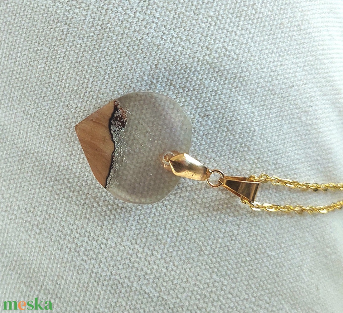 Olajfa és műgyanta medál  - ékszer - nyaklánc - medálos nyaklánc - Meska.hu