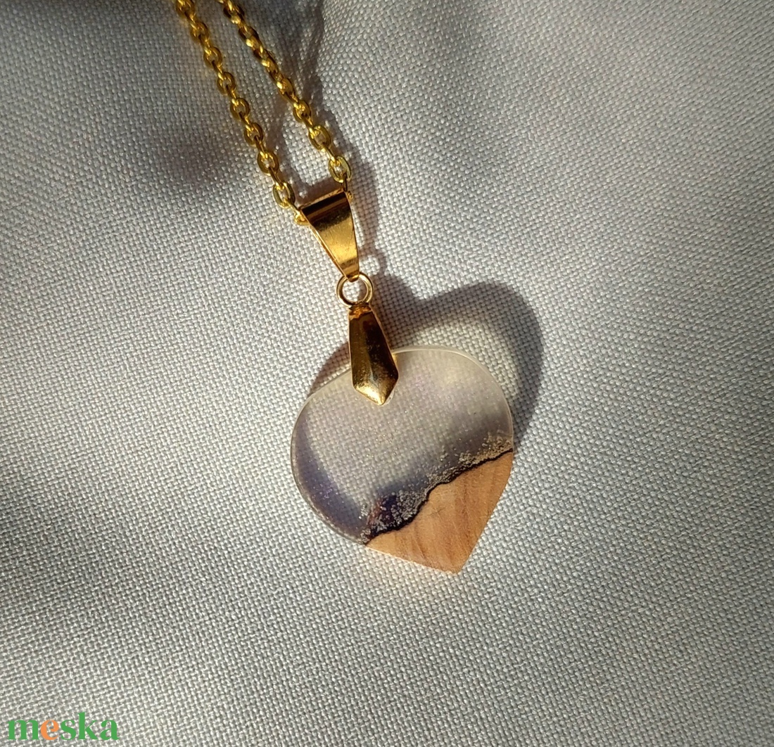 Olajfa és műgyanta medál  - ékszer - nyaklánc - medálos nyaklánc - Meska.hu