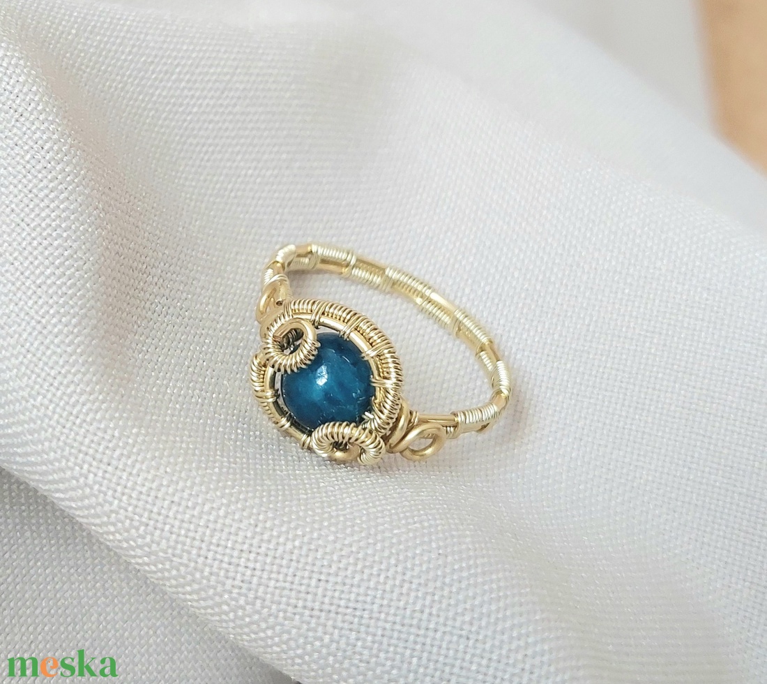Kék achát gyűrű arany színű dróttal - ékszer - gyűrű - fonódó gyűrű - Meska.hu