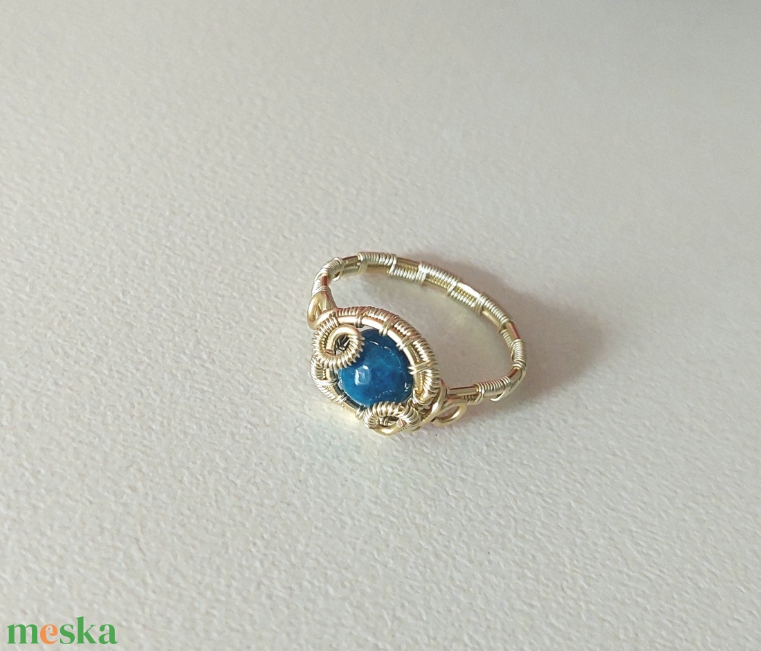 Kék achát gyűrű arany színű dróttal - ékszer - gyűrű - fonódó gyűrű - Meska.hu
