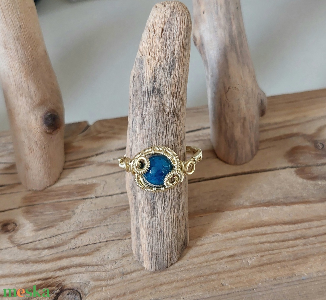 Kék achát gyűrű arany színű dróttal - ékszer - gyűrű - fonódó gyűrű - Meska.hu