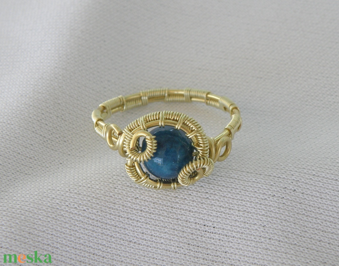 Kék achát gyűrű arany színű dróttal - ékszer - gyűrű - fonódó gyűrű - Meska.hu