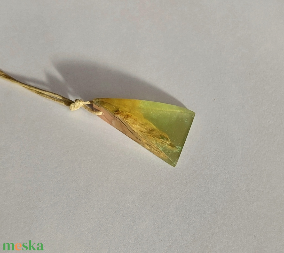 Világos zöld műgyanta és olajfa nyaklánc - ékszer - nyaklánc - medálos nyaklánc - Meska.hu