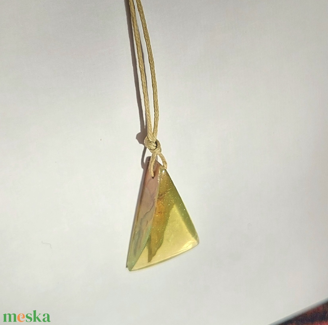 Világos zöld műgyanta és olajfa nyaklánc - ékszer - nyaklánc - medálos nyaklánc - Meska.hu