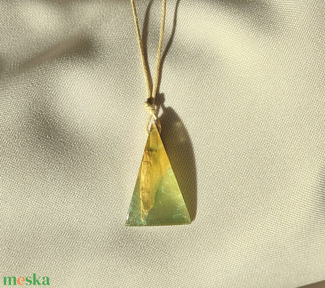 Világos zöld műgyanta és olajfa nyaklánc - ékszer - nyaklánc - medálos nyaklánc - Meska.hu