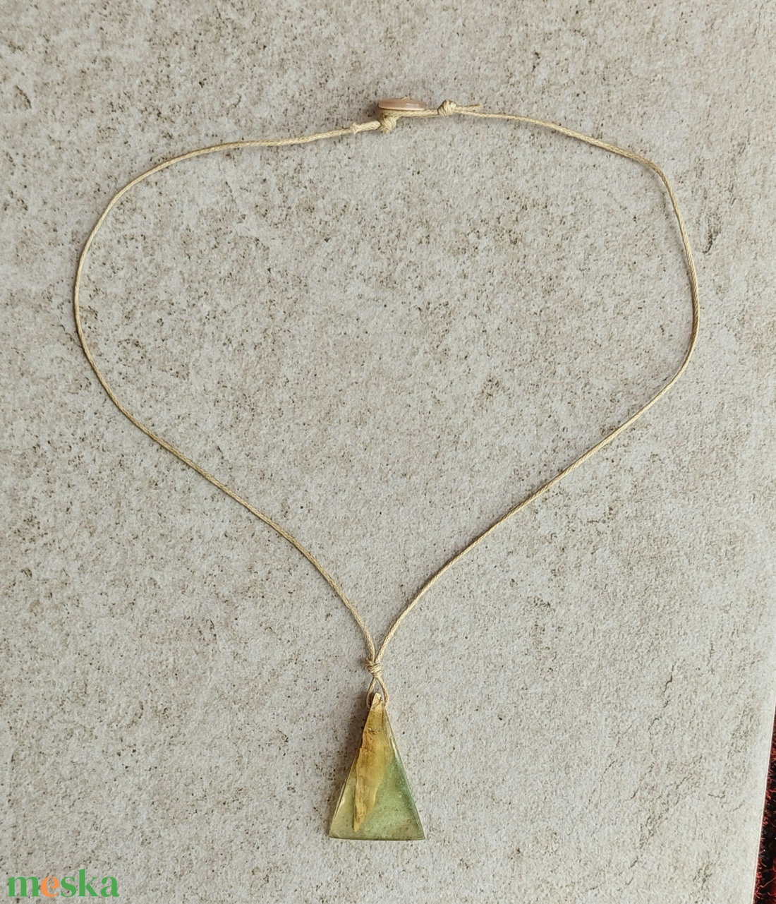 Világos zöld műgyanta és olajfa nyaklánc - ékszer - nyaklánc - medálos nyaklánc - Meska.hu