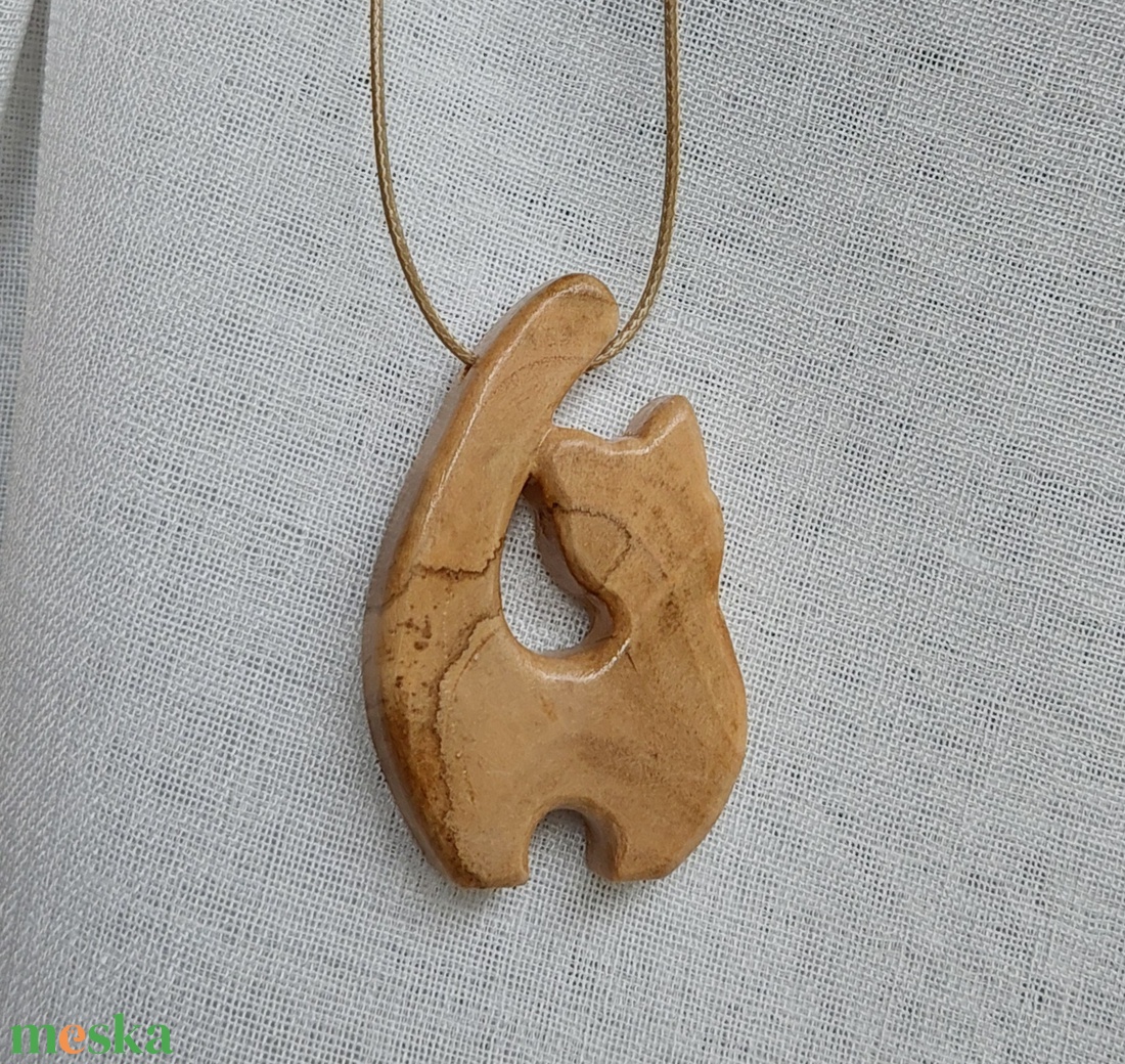 Olajfából faragott macska  - ékszer - nyaklánc - medálos nyaklánc - Meska.hu