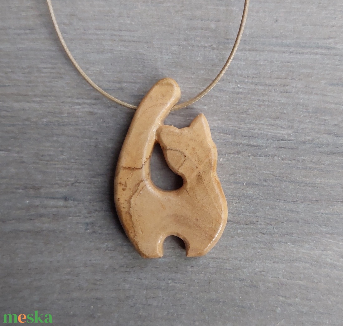 Olajfából faragott macska  - ékszer - nyaklánc - medálos nyaklánc - Meska.hu