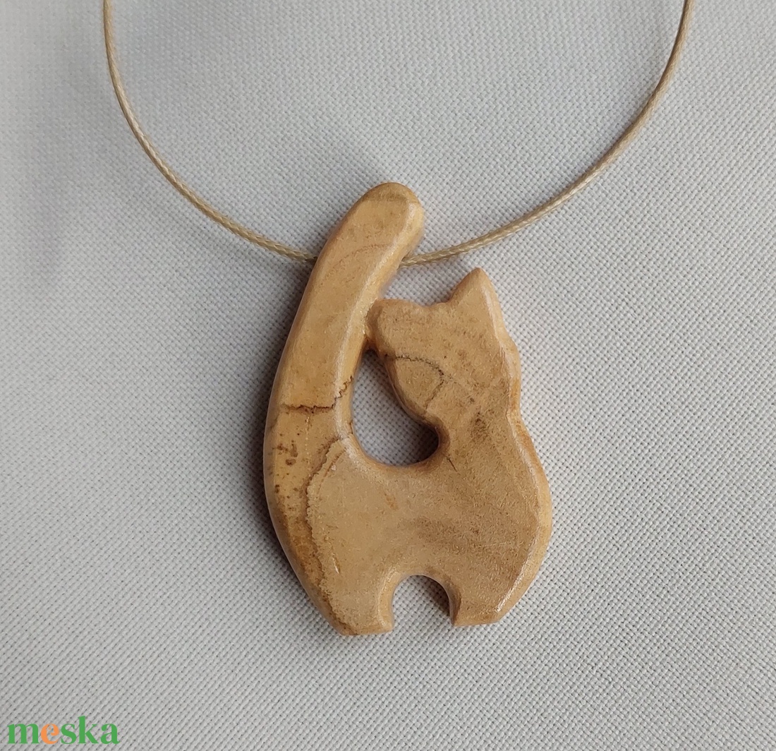 Olajfából faragott macska  - ékszer - nyaklánc - medálos nyaklánc - Meska.hu