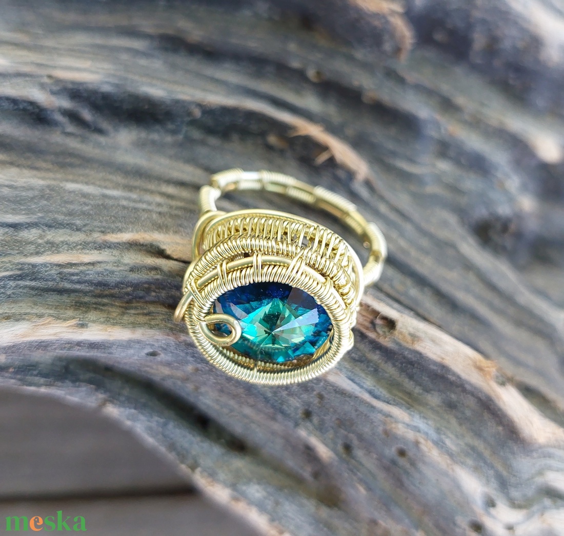Alkalmi arany színű gyűrű swarovski kristállyal - ékszer - gyűrű - statement gyűrű - Meska.hu