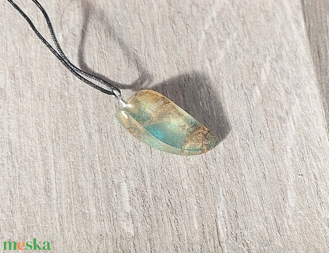 Olajfa és műgyanta nyaklánc  - ékszer - nyaklánc - medálos nyaklánc - Meska.hu