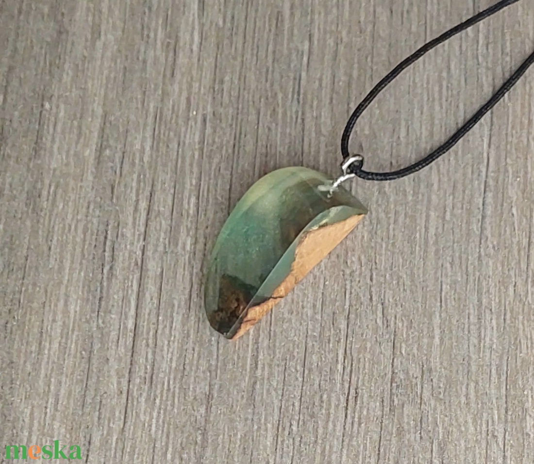 Olajfa és műgyanta nyaklánc  - ékszer - nyaklánc - medálos nyaklánc - Meska.hu