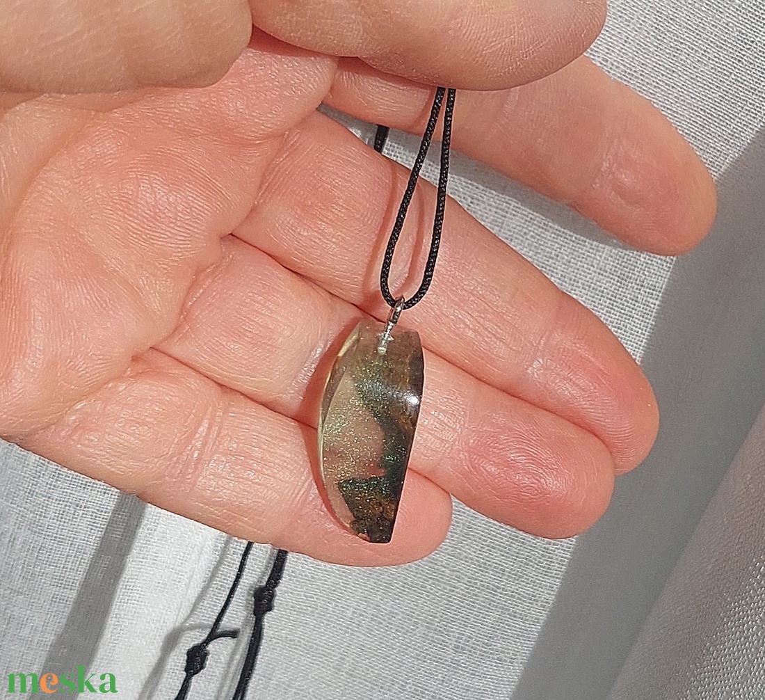 Olajfa és műgyanta nyaklánc  - ékszer - nyaklánc - medálos nyaklánc - Meska.hu