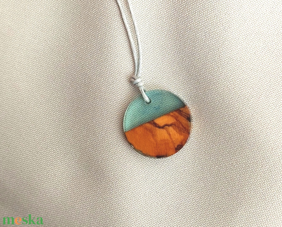 Olajfa és kék műgyanta - nyaklánc gyerekeknek - ékszer - nyaklánc - medálos nyaklánc - Meska.hu