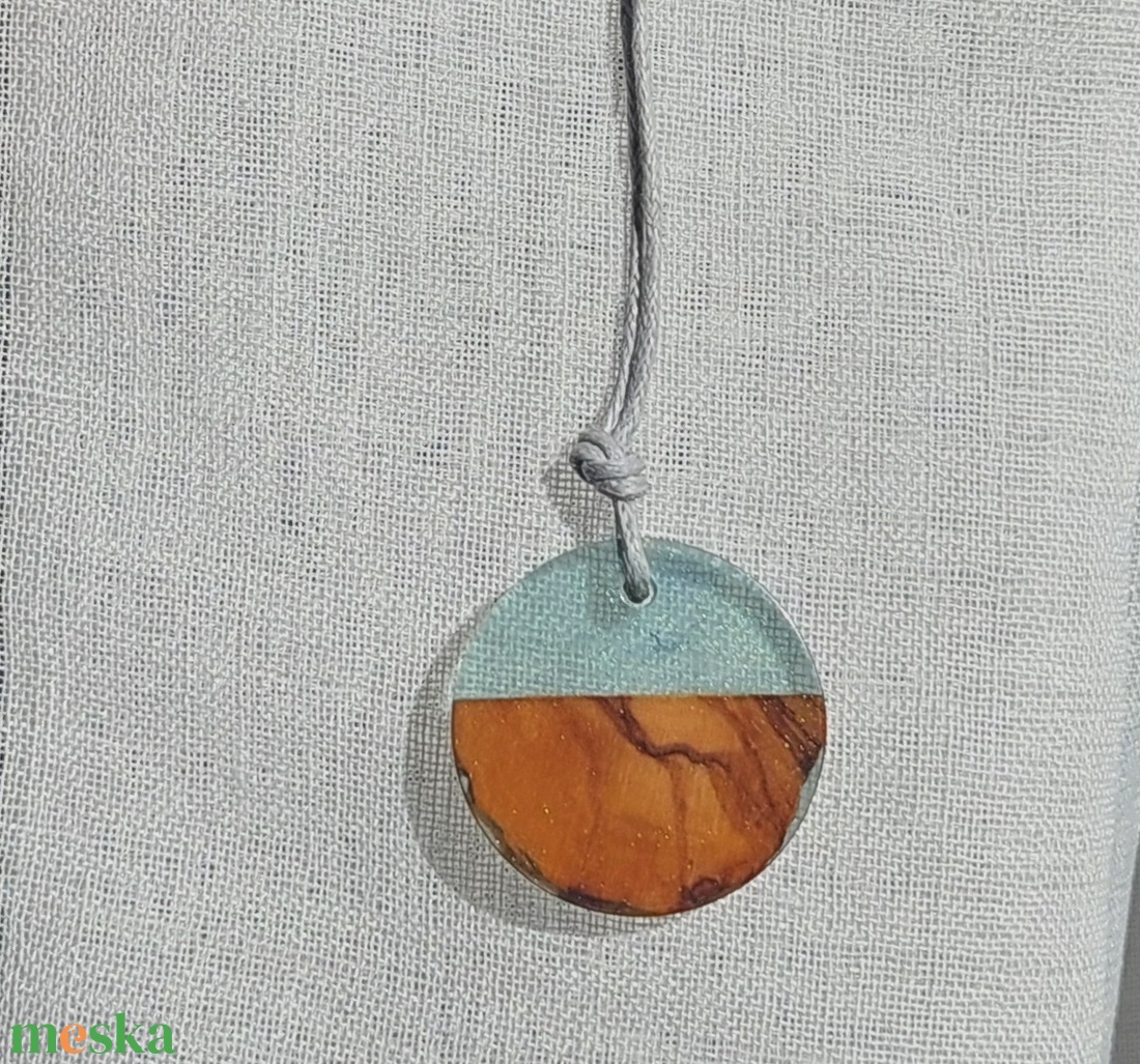 Olajfa és kék műgyanta - nyaklánc gyerekeknek - ékszer - nyaklánc - medálos nyaklánc - Meska.hu