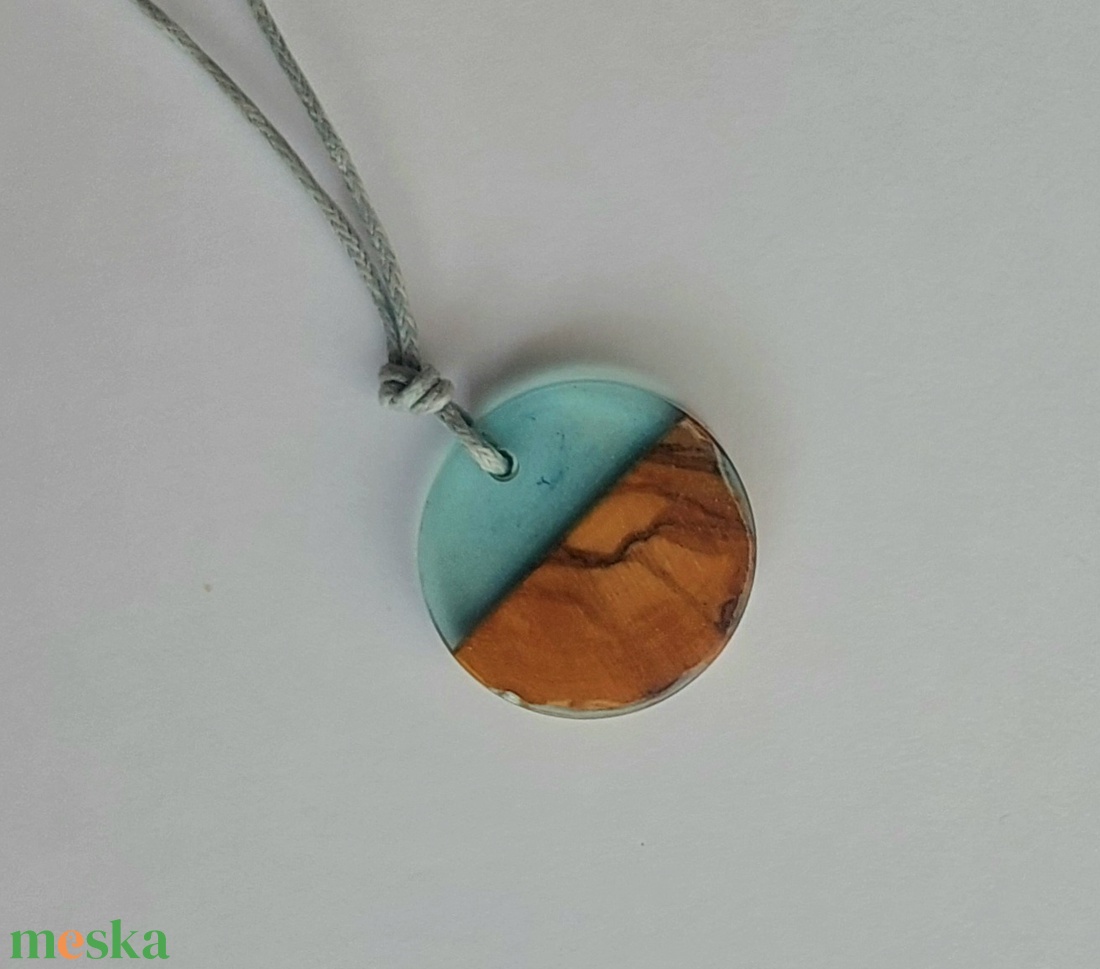 Olajfa és kék műgyanta - nyaklánc gyerekeknek - ékszer - nyaklánc - medálos nyaklánc - Meska.hu